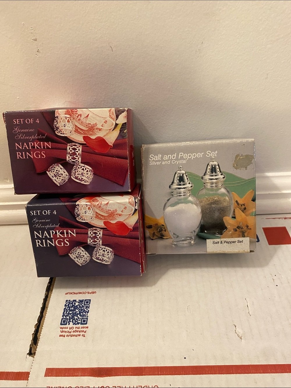 Bundle of (8) Napkin Rings and Salt/Pepper Set NWT